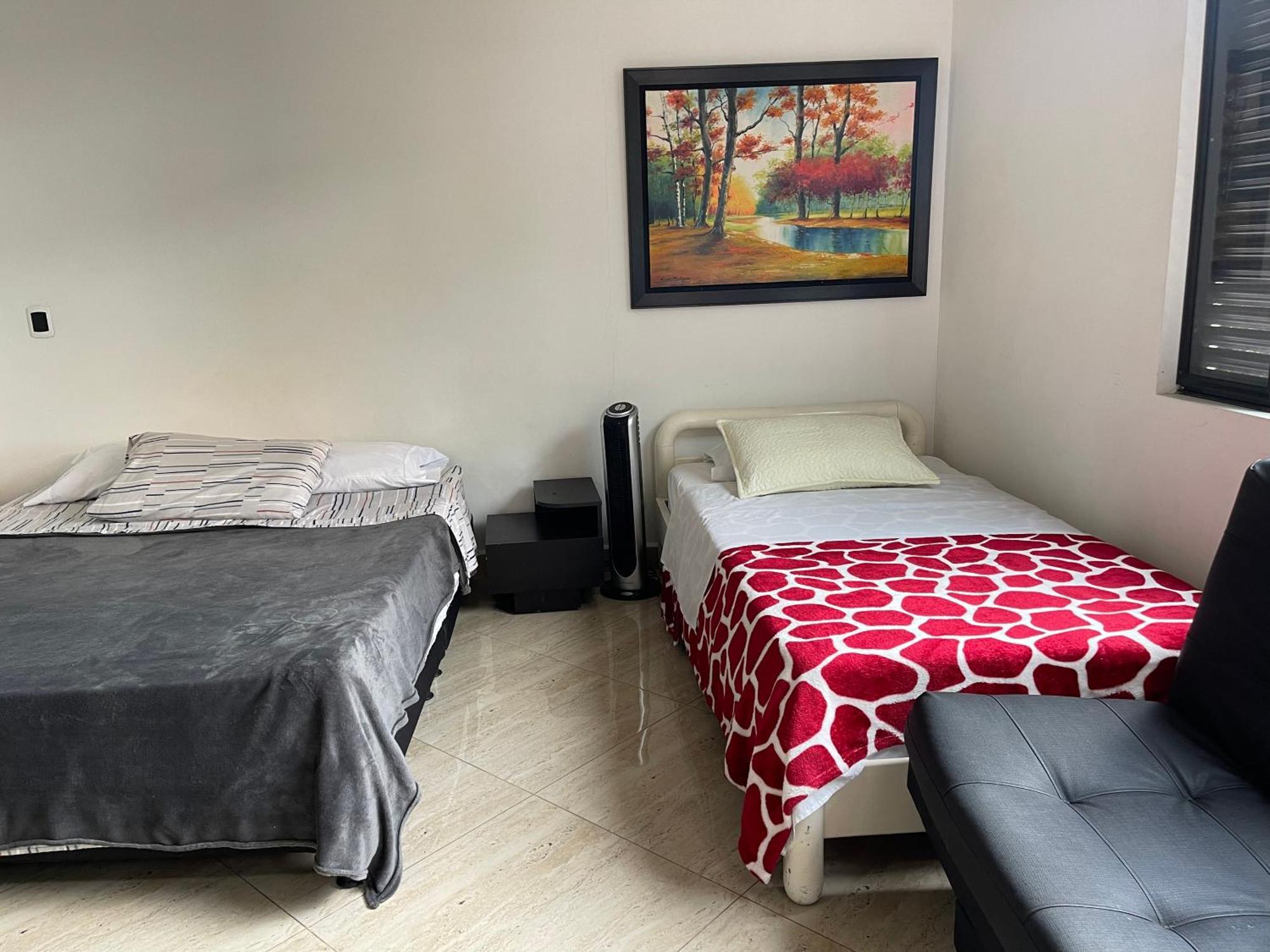 Apartment En Laureles Con Ascensor , Balcon Y Muy Bien Ubicado En Laureles , El Barrio Mas Cool Del Mundo Medellin