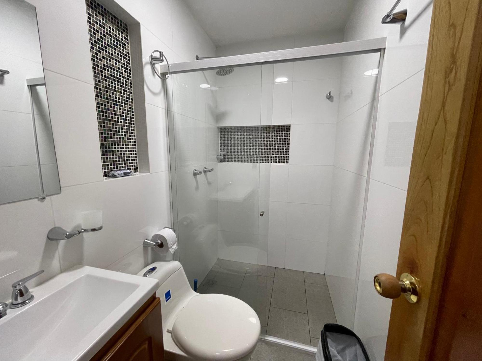 Apartment En Laureles Con Ascensor , Balcon Y Muy Bien Ubicado En Laureles , El Barrio Mas Cool Del Mundo Medellin