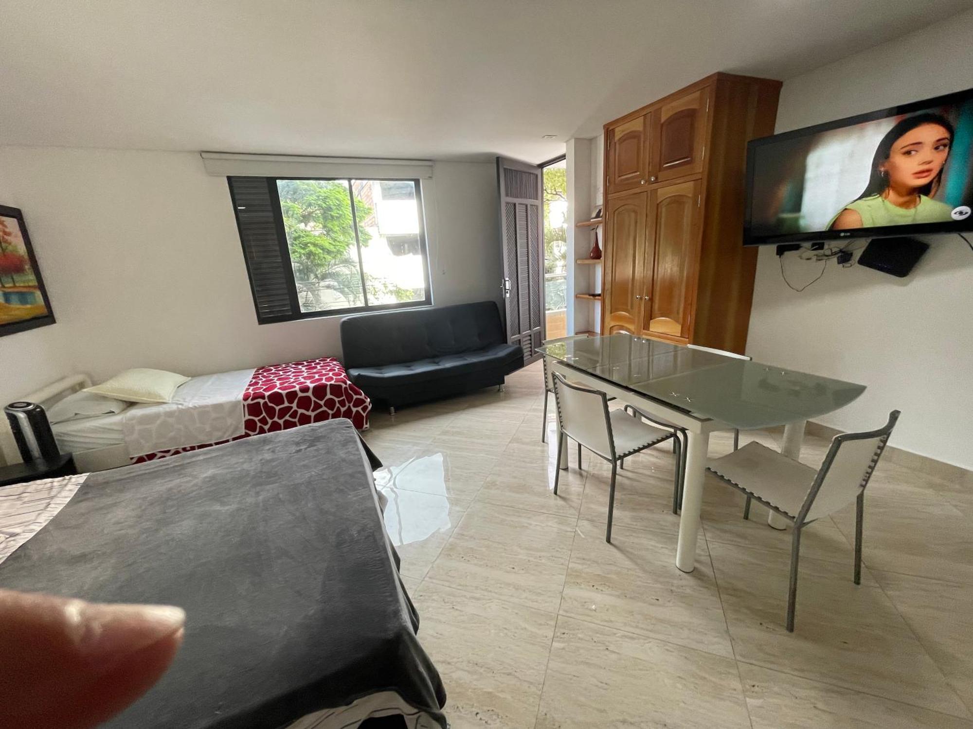 Apartment En Laureles Con Ascensor , Balcon Y Muy Bien Ubicado En Laureles , El Barrio Mas Cool Del Mundo *
