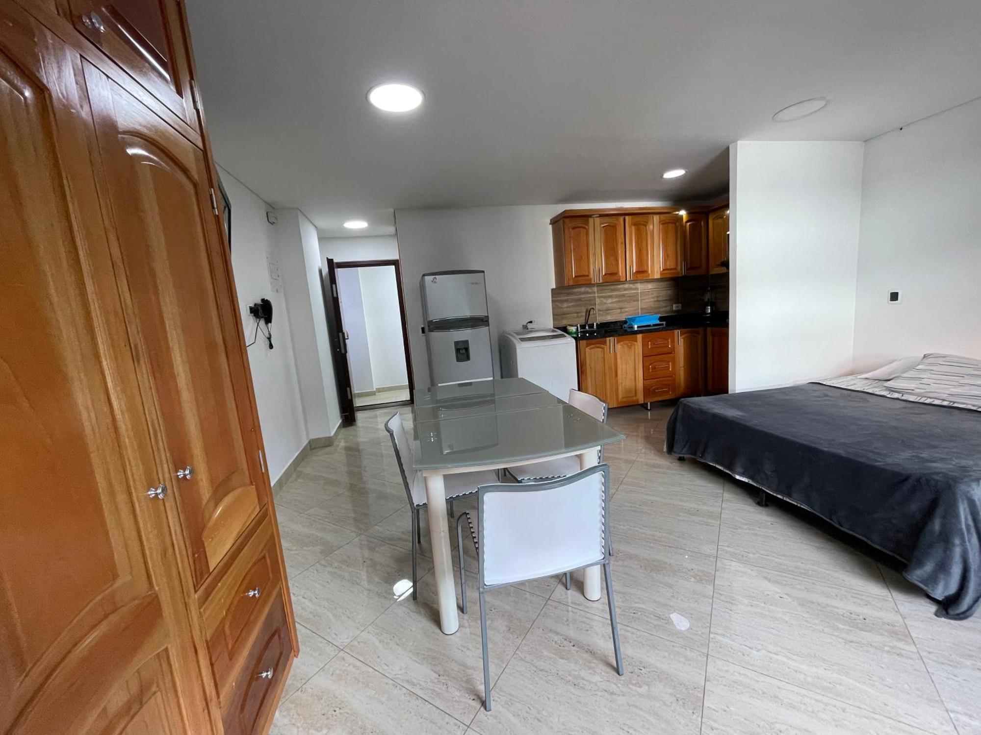 Apartment En Laureles Con Ascensor , Balcon Y Muy Bien Ubicado En Laureles , El Barrio Mas Cool Del Mundo Medellin