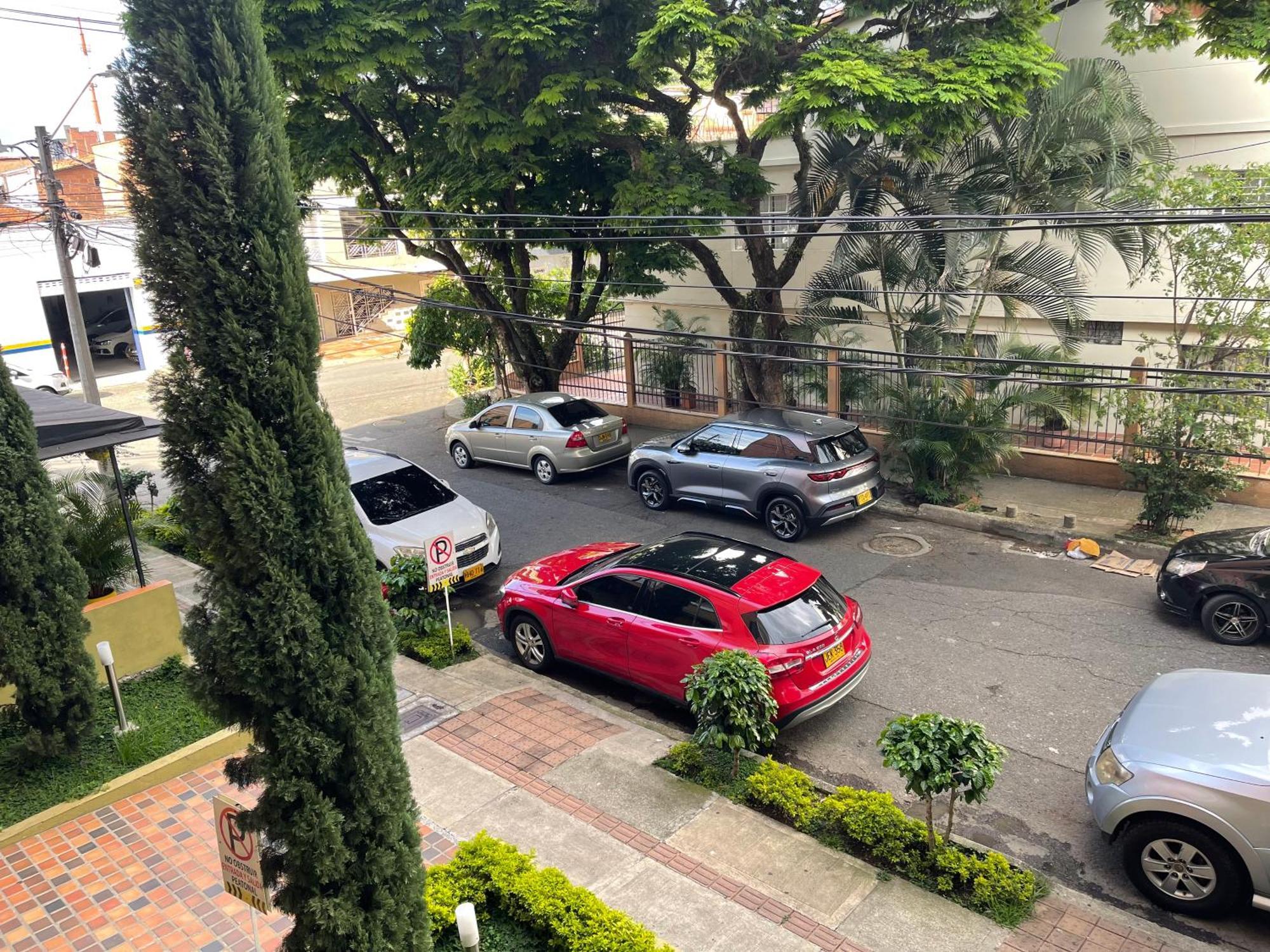 En Laureles Con Ascensor , Balcon Y Muy Bien Ubicado En Laureles , El Barrio Mas Cool Del Mundo *